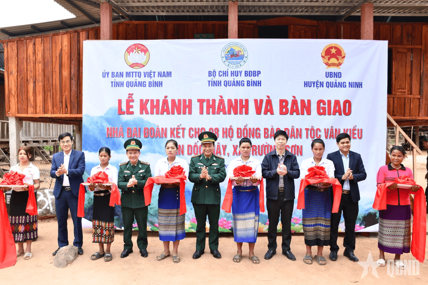 Quảng Bình: Khánh thành và bàn giao 8 "Nhà Đại đoàn kết" tặng đồng bào dân tộc Bru - Vân Kiều
