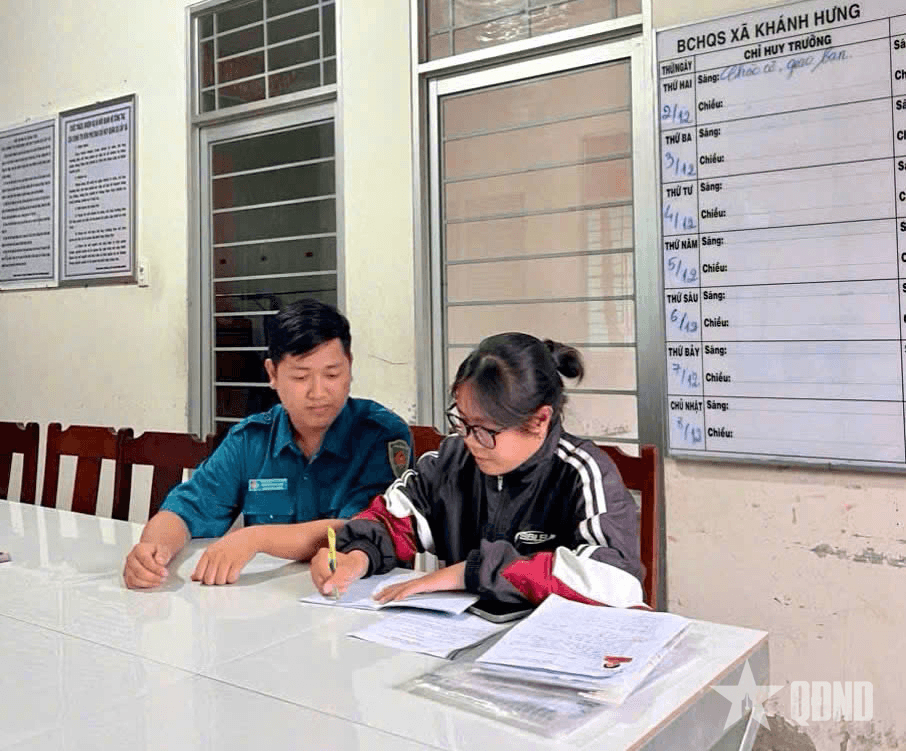 Nữ cử nhân đại học vùng biên tình nguyện nhập ngũ