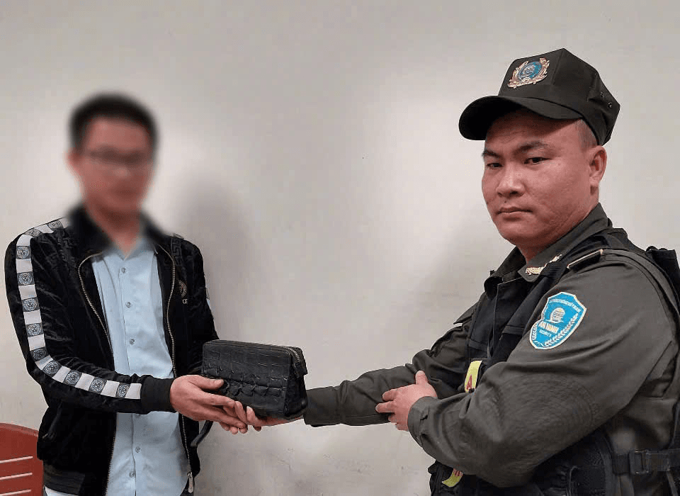 Nhân viên sân bay Nội Bài trao trả 120 triệu đồng hành khách bỏ quên