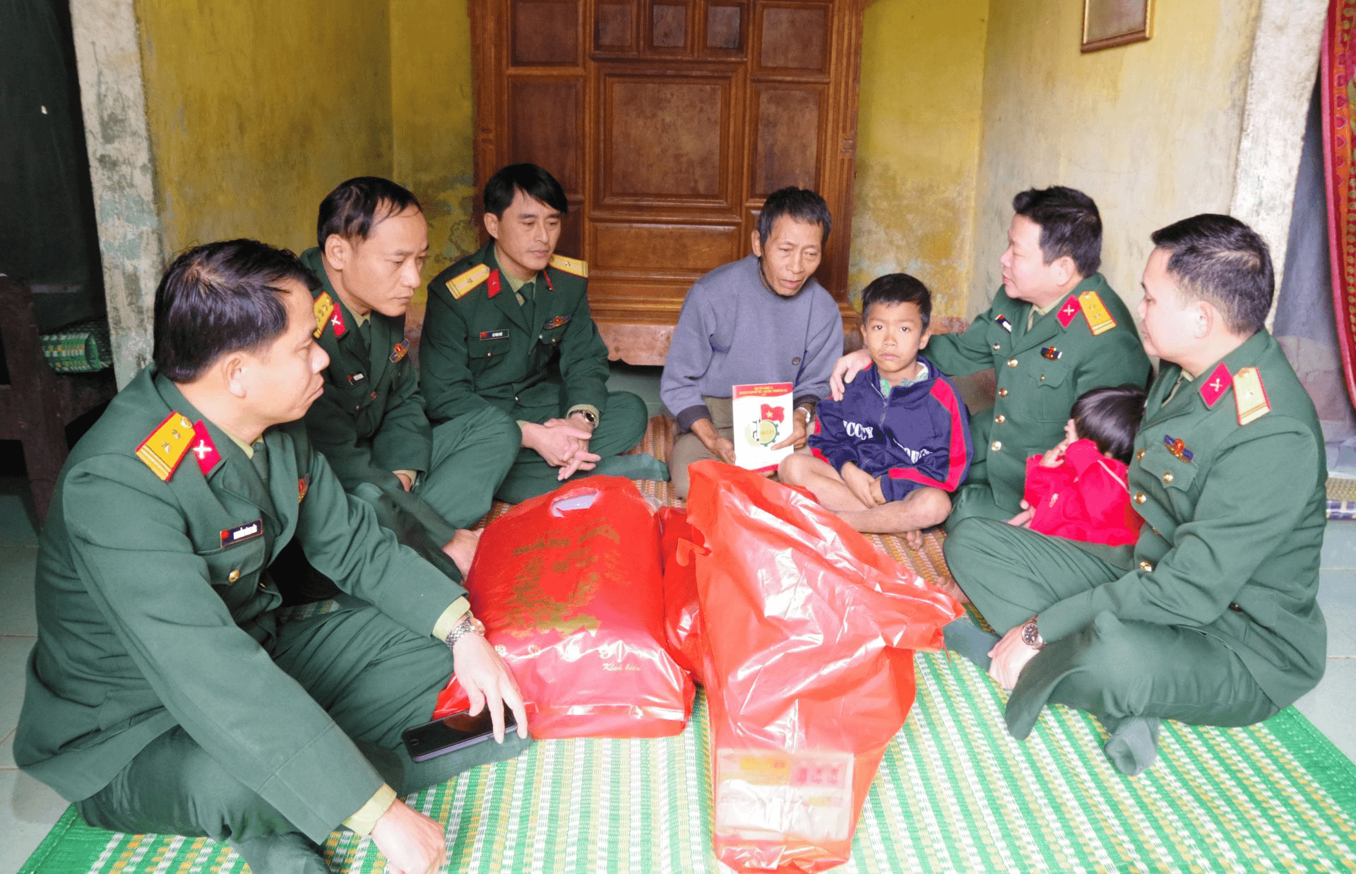 Xuân về ấm áp nghĩa tình quân dân