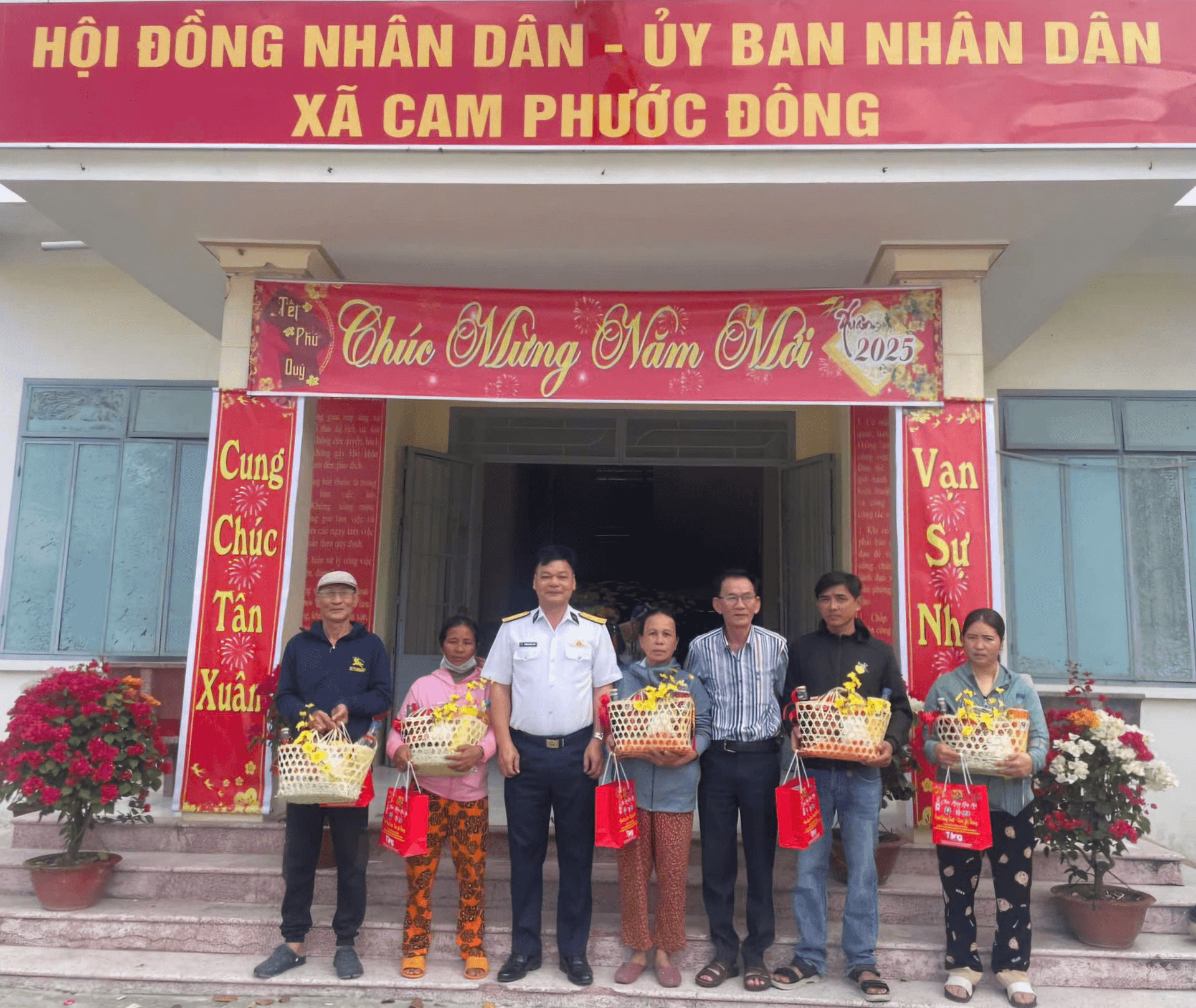Lữ đoàn 685 tặng quà các gia đình chính sách tại xã Cam Phước Đông