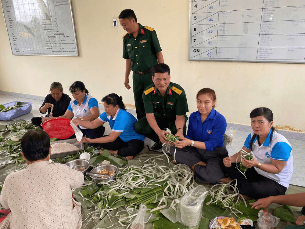 Quân dân biên giới gói bánh vui Xuân