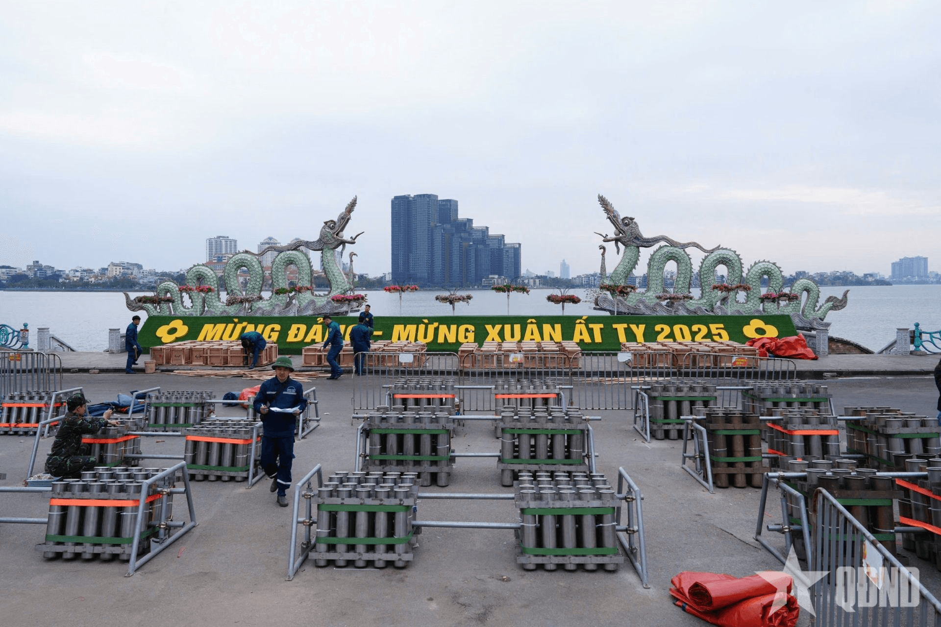 Triển khai trận địa pháo hoa đêm Giao thừa tại Hồ Hoàn Kiếm và Hồ Tây
