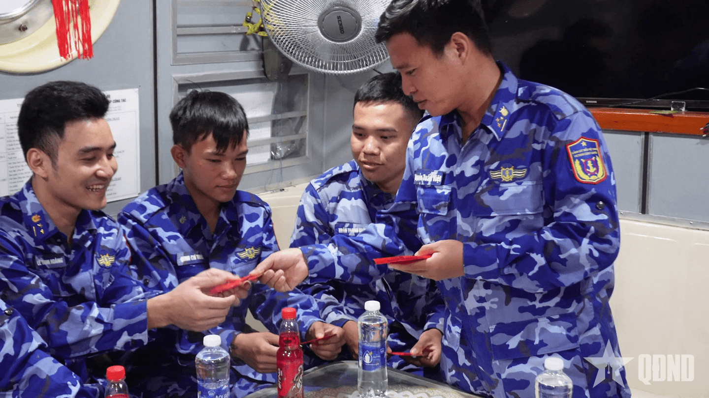 Đón Giao thừa giữa trùng khơi