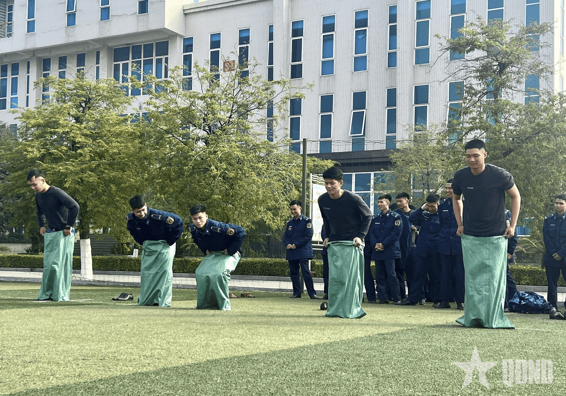 Cơ quan Bộ tư lệnh Cảnh sát biển Việt Nam tổ chức vui xuân cho bộ đội