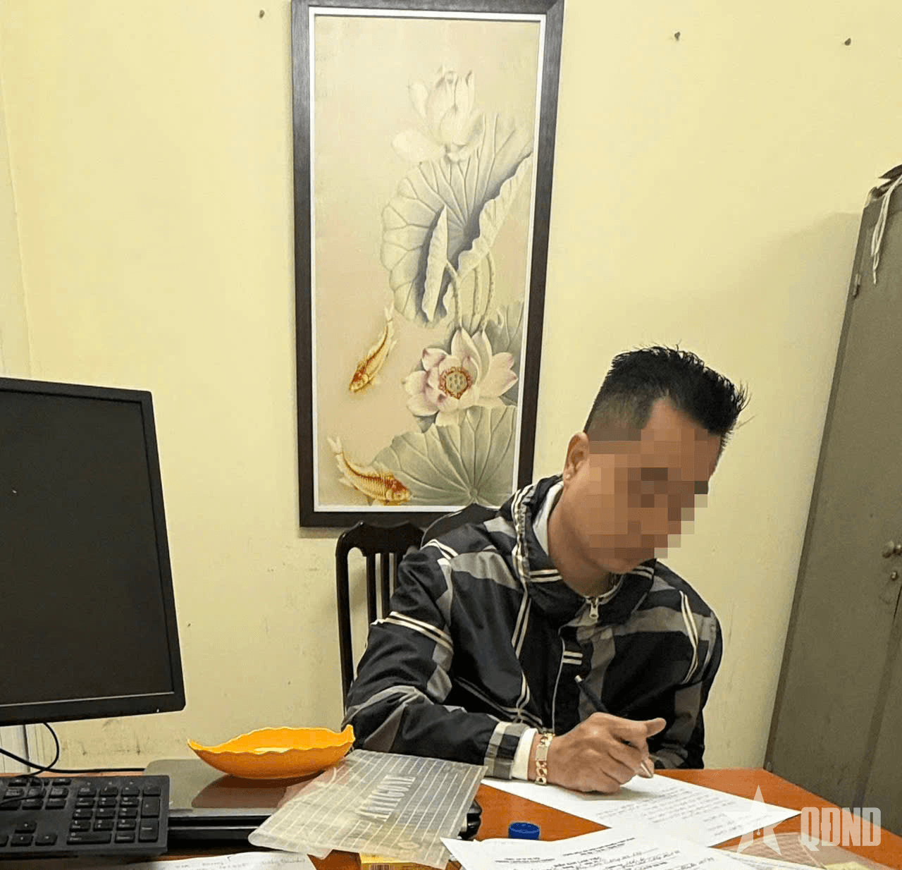 Cảnh sát giao thông TP Hà Nội xử phạt tài xế dùng băng dính che biển số
