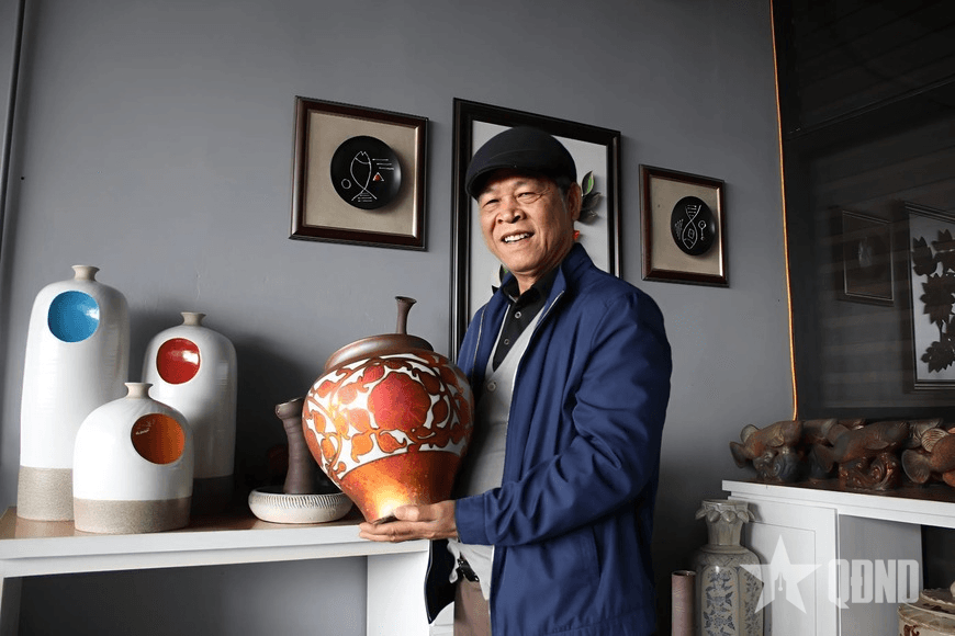 Người nghệ nhân hơn nửa thế kỷ chắt chiu hồn đất, luyện thổ thành vàng
