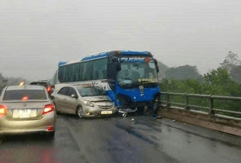 Không giữ khoảng cách, 3 xe ô tô va chạm trên cao tốc Nội Bài - Lào Cai