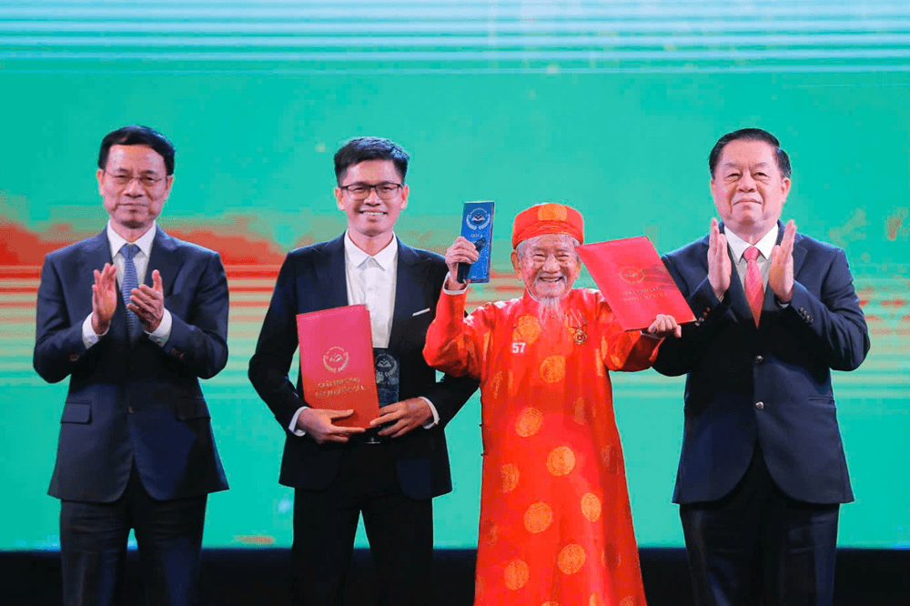 Hơn 100 tuổi vẫn đam mê viết sách