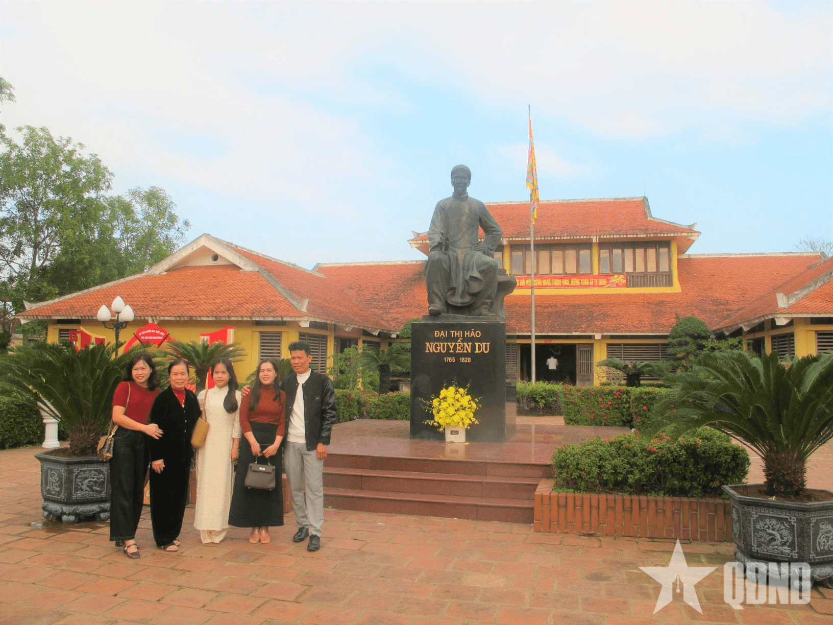 Đông đảo người dân đến thăm viếng Đại thi hào Nguyễn Du đầu xuân Ất Tỵ