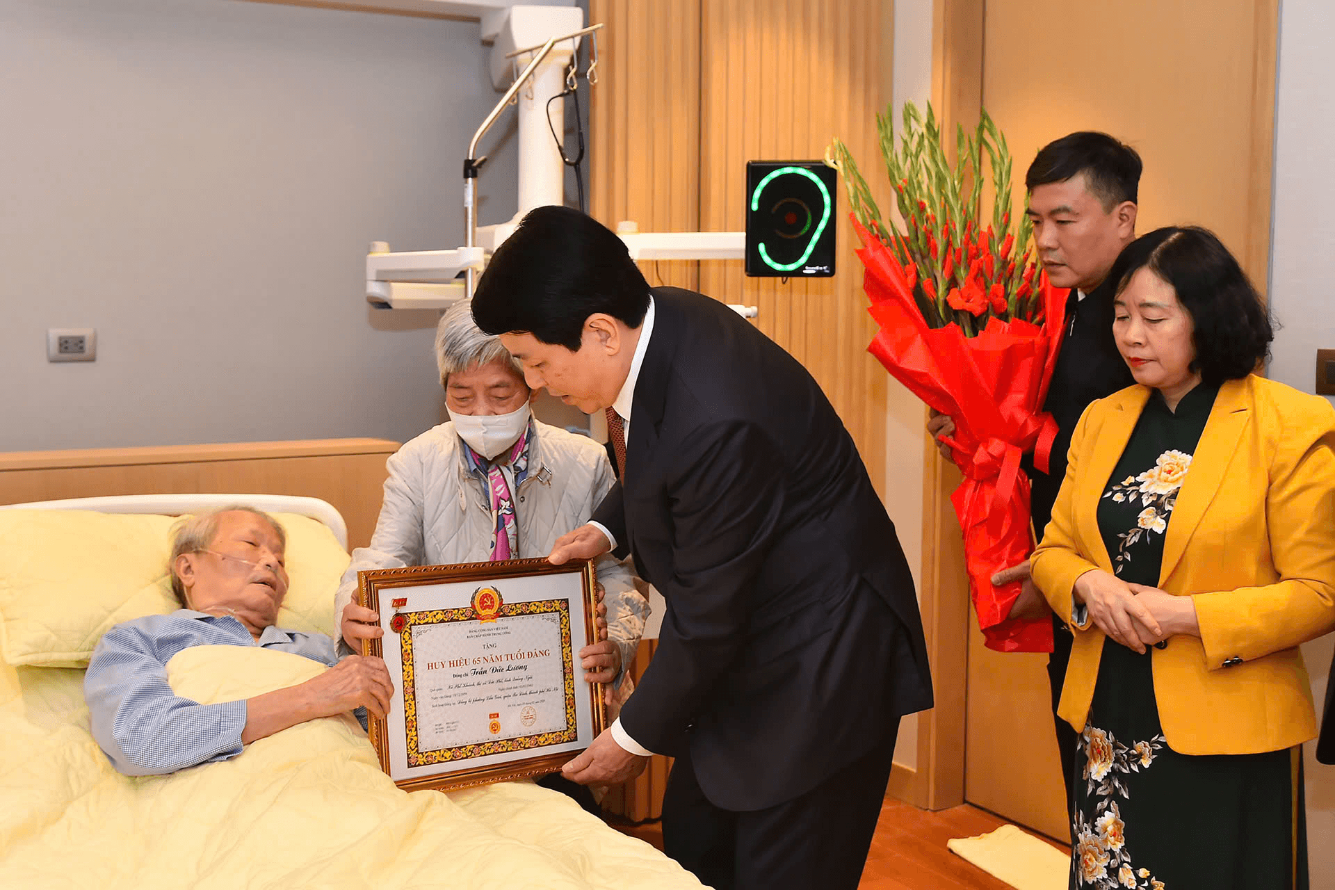 Chủ tịch nước Lương Cường trao Huy hiệu 65 năm tuổi Đảng tặng đồng chí Trần Đức Lương
