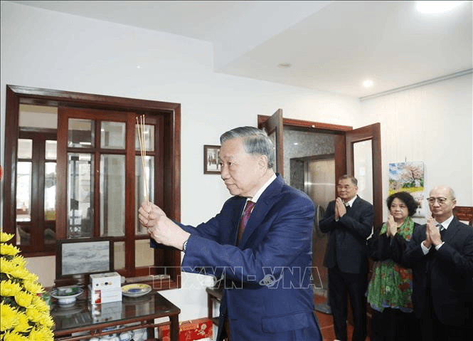 Tổng Bí thư Tô Lâm dâng hương tưởng niệm Thủ tướng Phạm Văn Đồng