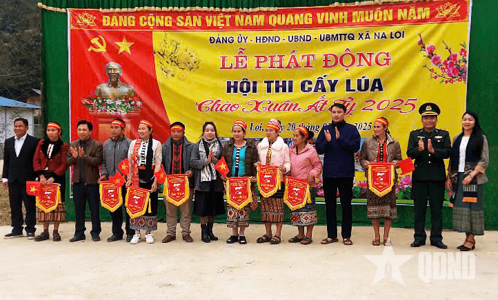 Ống kính bạn đọc: Thi cấy lúa ở xã Na Loi