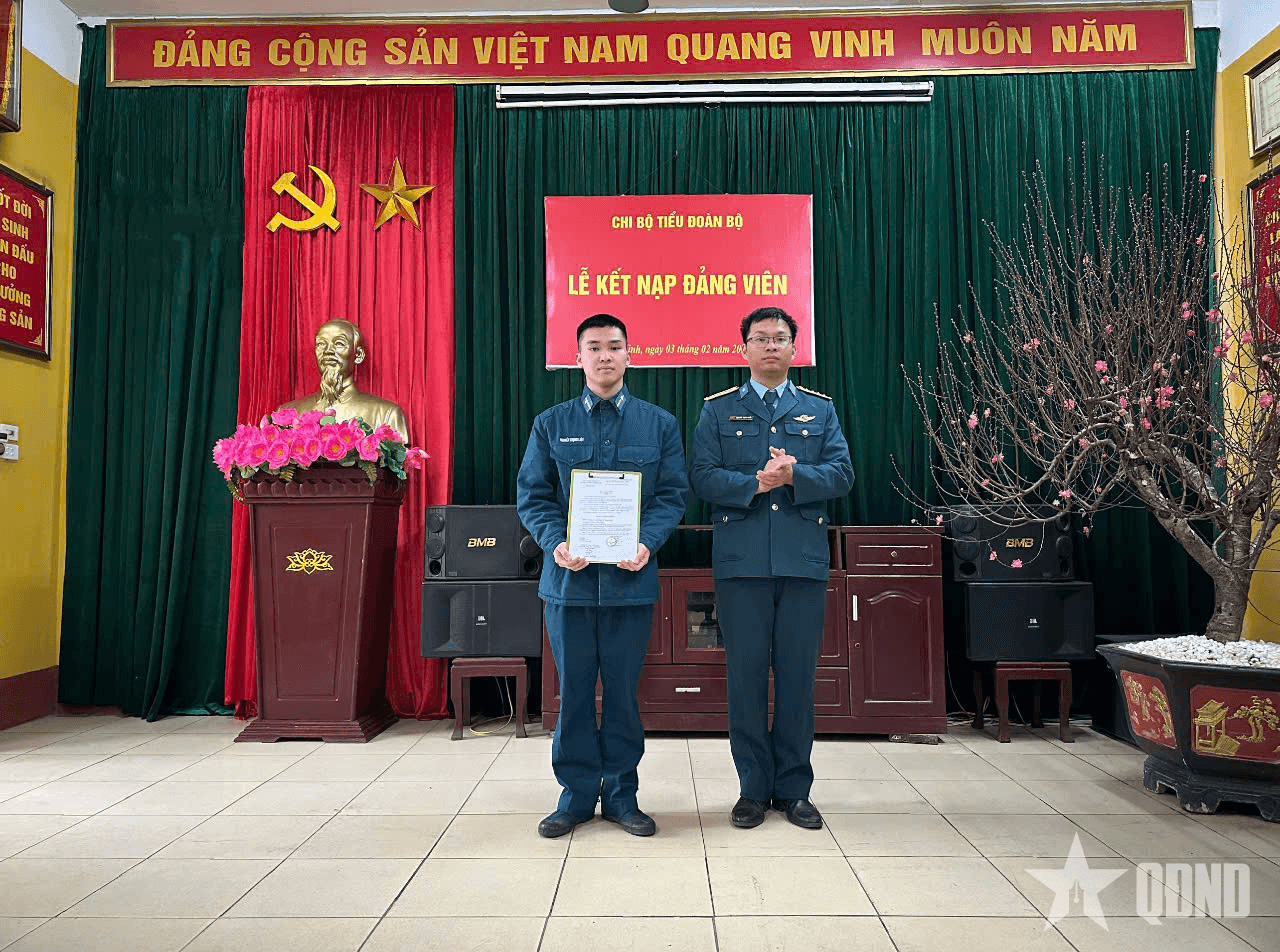 "Được kết nạp Đảng đúng dịp 95 năm thành lập Đảng là niềm vinh dự lớn"