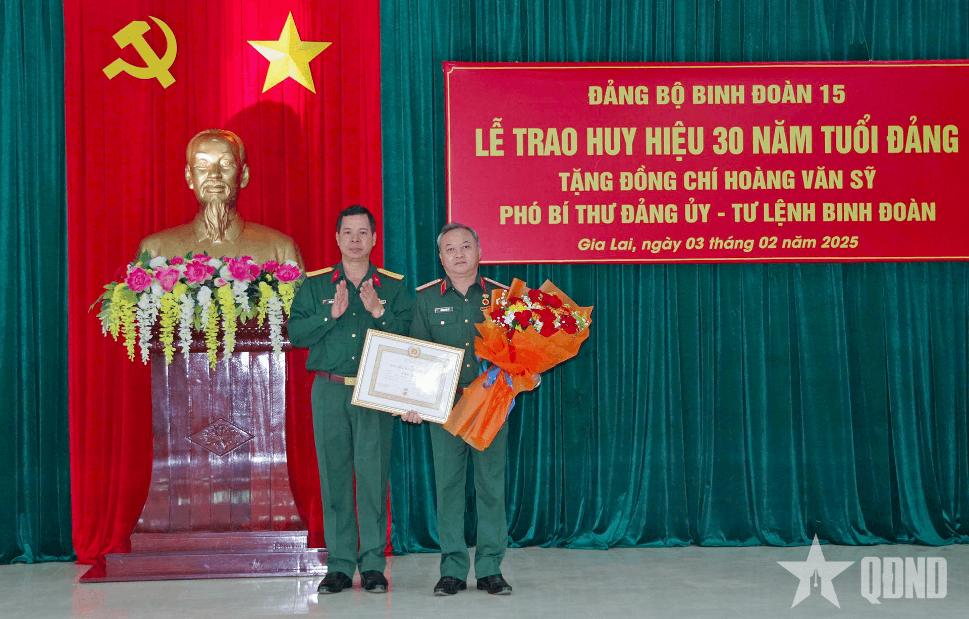 Thiếu tướng Hoàng Văn Sỹ nhận Huy hiệu 30 năm tuổi Đảng