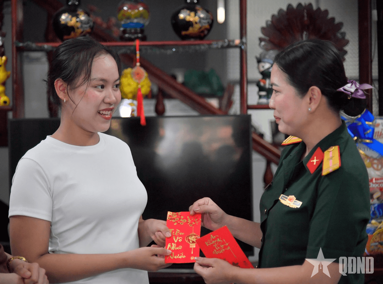 Nữ thanh niên tình nguyện nhập ngũ