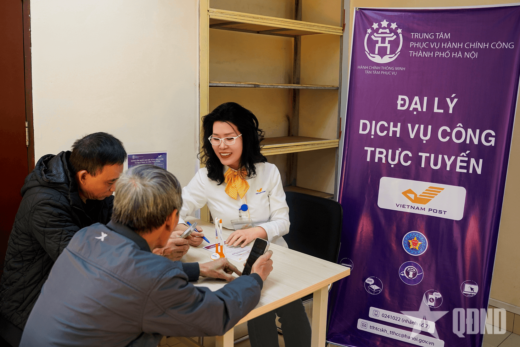 Người dân Hà Nội có thể đến bưu điện làm thủ tục hành chính