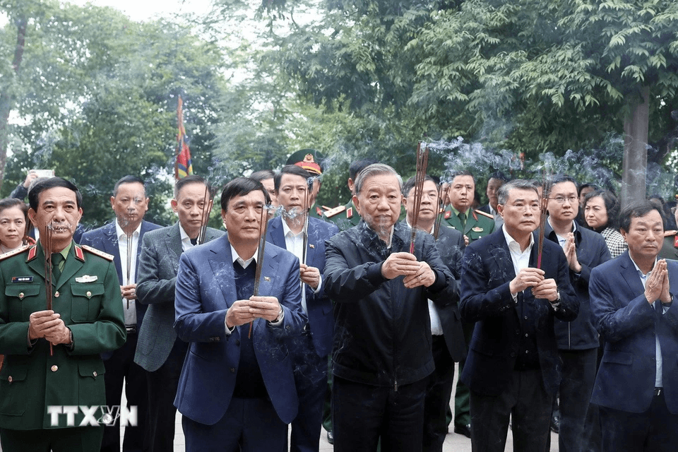 Tổng Bí thư Tô Lâm dâng hương tại Khu di tích lịch sử Quốc gia đặc biệt Đền Hùng