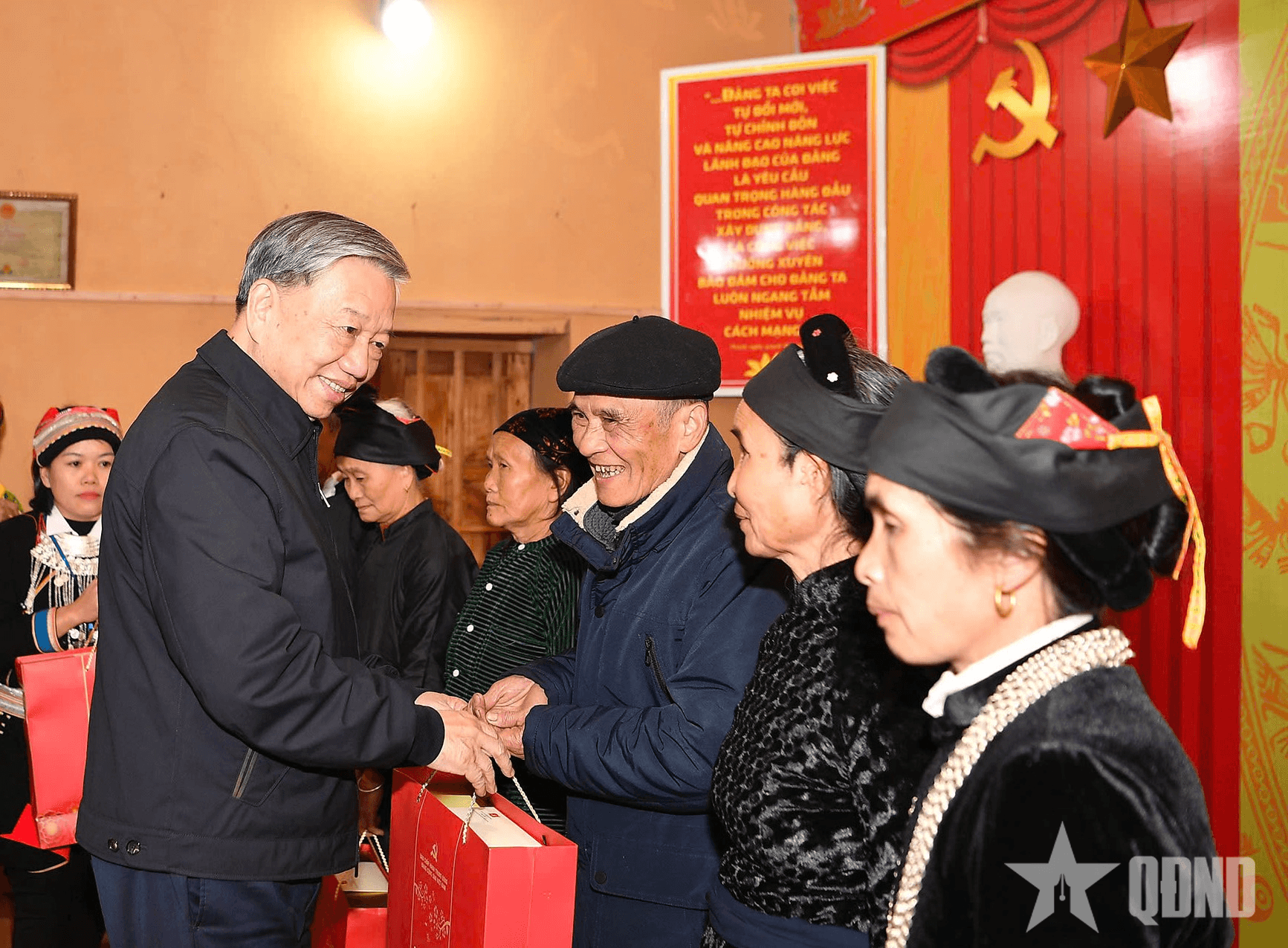 Tổng Bí thư Tô Lâm trao quà tặng đối tượng chính sách tại huyện Quản Bạ, tỉnh Hà Giang
