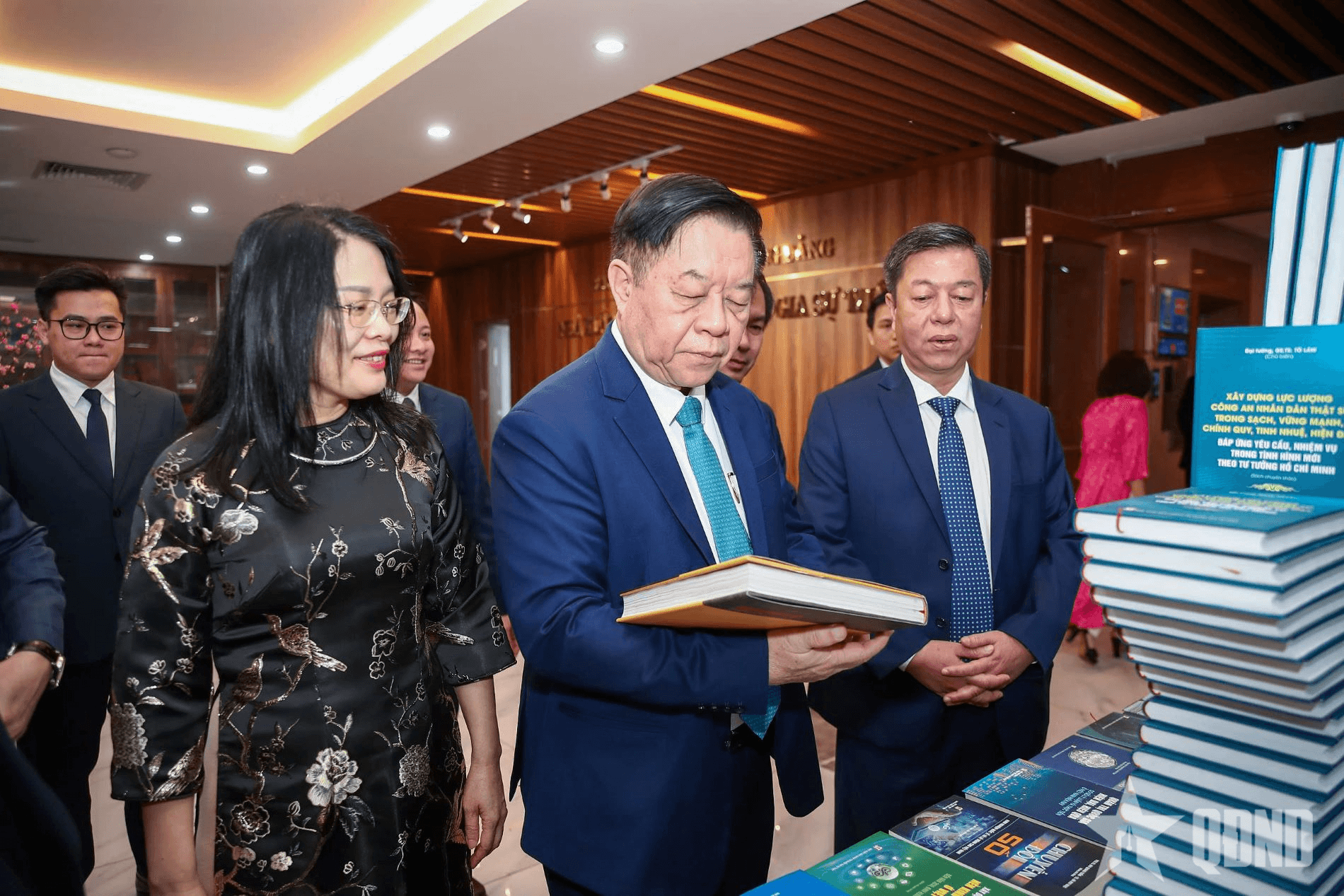 Đồng chí Nguyễn Trọng Nghĩa thăm và làm việc với Nhà xuất bản Chính trị quốc gia Sự thật