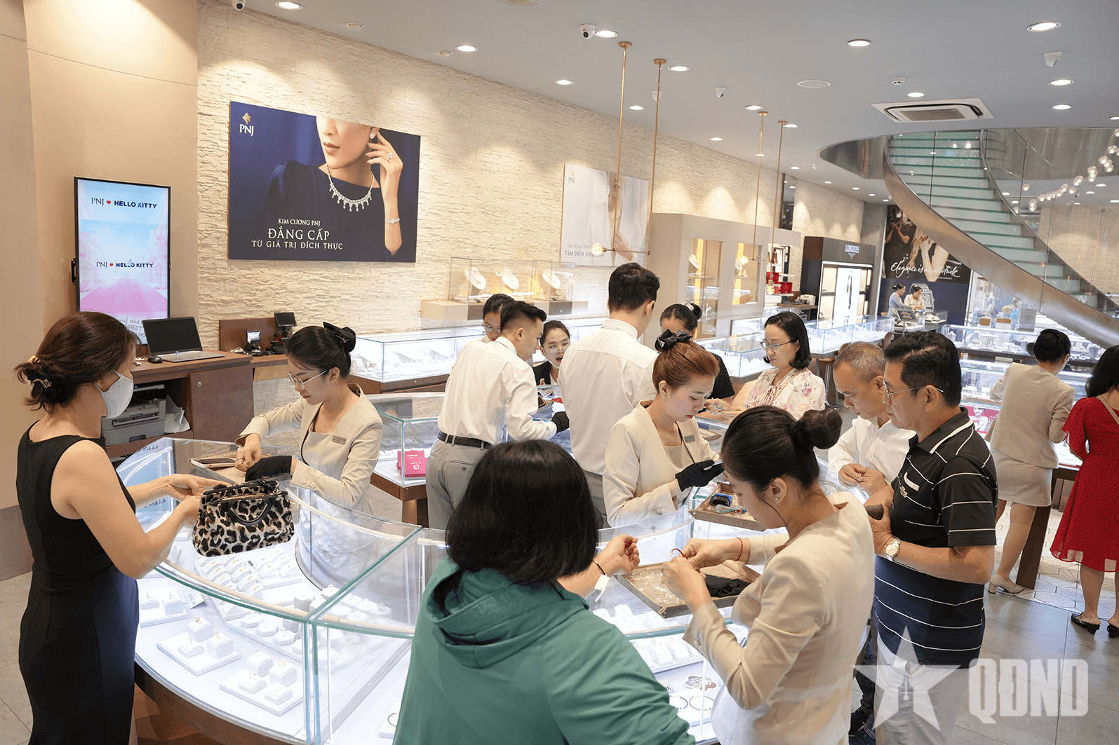 TP Hồ Chí Minh: Nhộn nhịp mua vàng Ngày vía Thần Tài