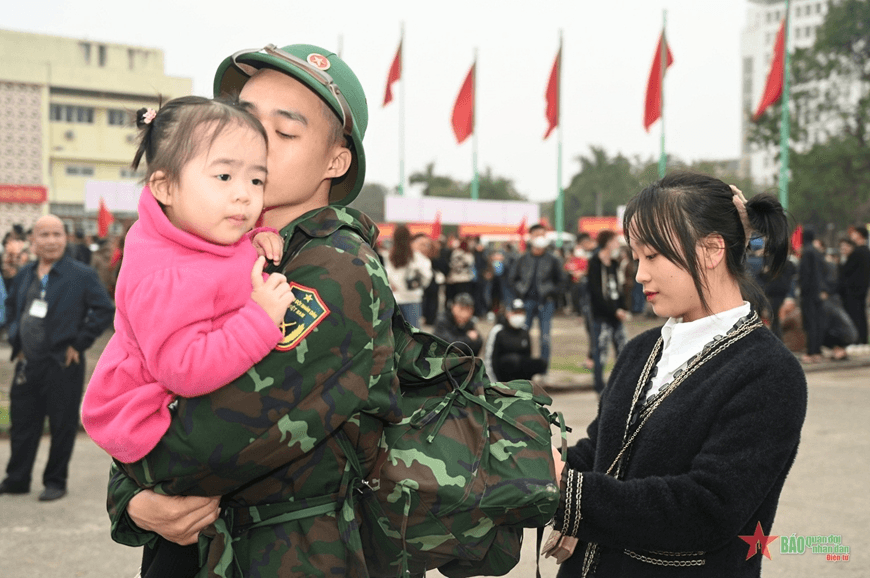 Bố, mẹ, vợ và con của thanh niên nhập ngũ được hưởng những chính sách gì?
