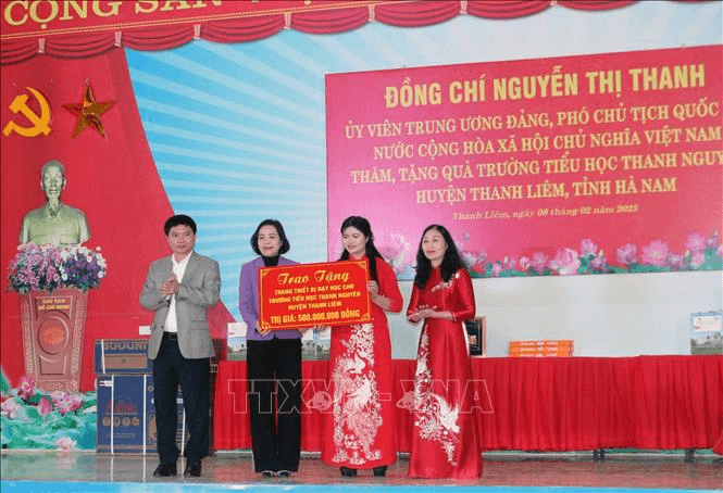Phó chủ tịch Quốc hội Nguyễn Thị Thanh dự lễ công bố quyết định thành lập thị xã Kim Bảng