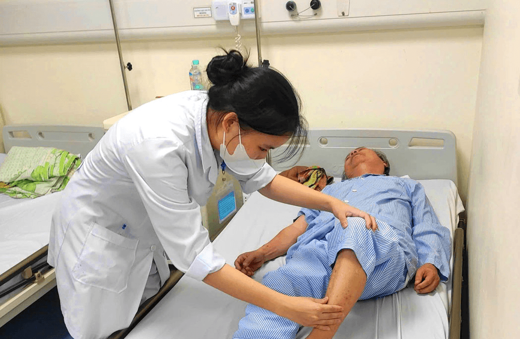 Nỗ lực phấn đấu trở thành bác sĩ quân y