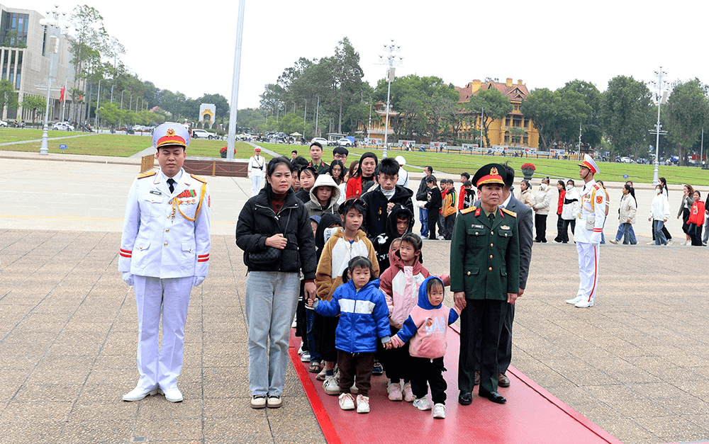 Ấm tình bên Lăng Bác