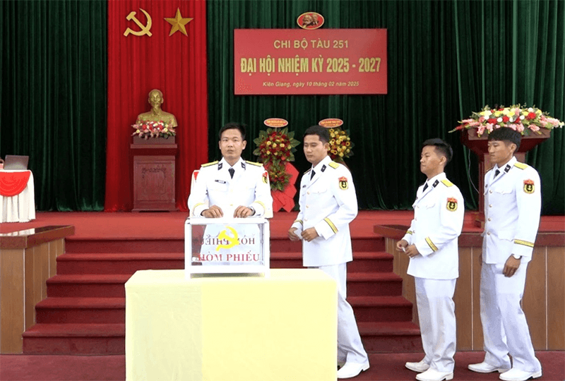 Thường vụ Đảng ủy Vùng 5 Hải quân chỉ đạo đại hội chi bộ làm trước
