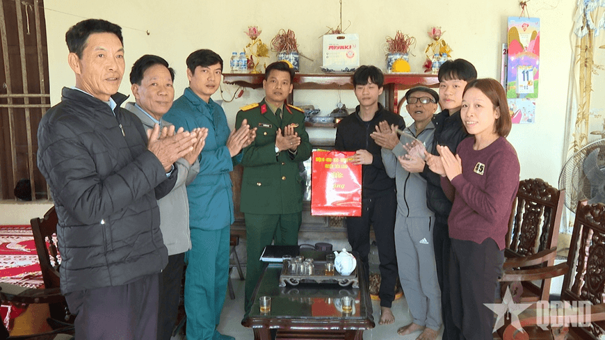 Anh em song sinh cùng xung phong nhập ngũ