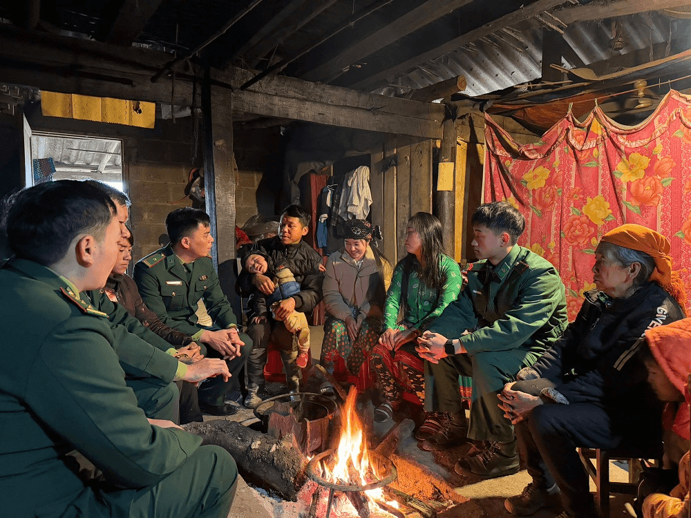 Bộ đội Biên phòng tuyên truyền, vận động người dân chống rét cho người, vật nuôi