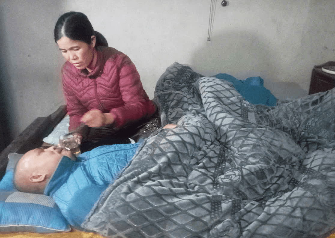 Nghĩa tình đồng đội: Cựu quân nhân bị ung thư, con gái có nguy cơ bỏ học