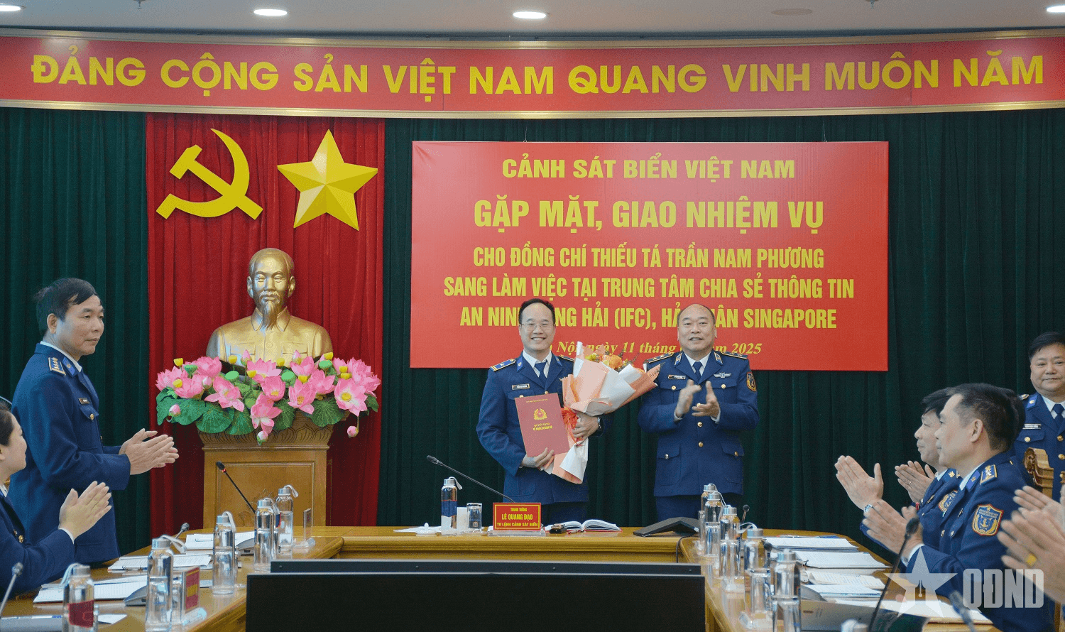 Sĩ quan Cảnh sát biển Việt Nam sang làm việc tại Trung tâm Chia sẻ thông tin an ninh hàng hải ở Singapore