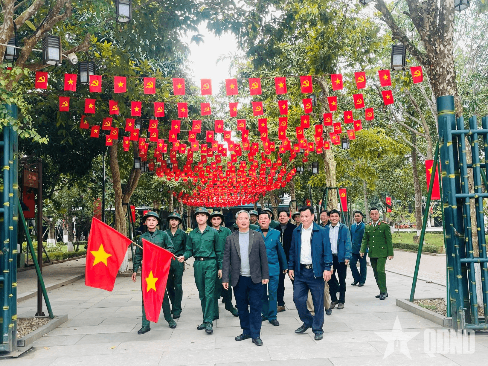 Thanh niên trên quê hương Bác Hồ hăng hái lên đường nhập ngũ