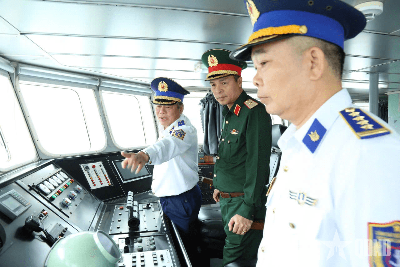 Đoàn công tác của Bộ Quốc phòng kiểm tra công tác chuẩn bị huấn luyện chiến đấu năm 2025 tại Vùng Cảnh sát biển 2