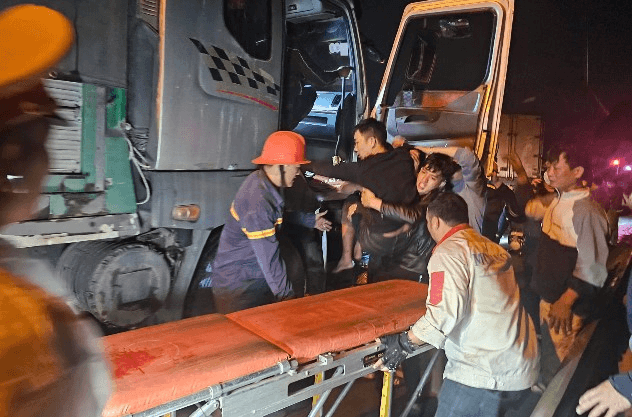 Bình Định: Phá cửa xe, cứu người bị nạn trong vụ tai nạn liên hoàn