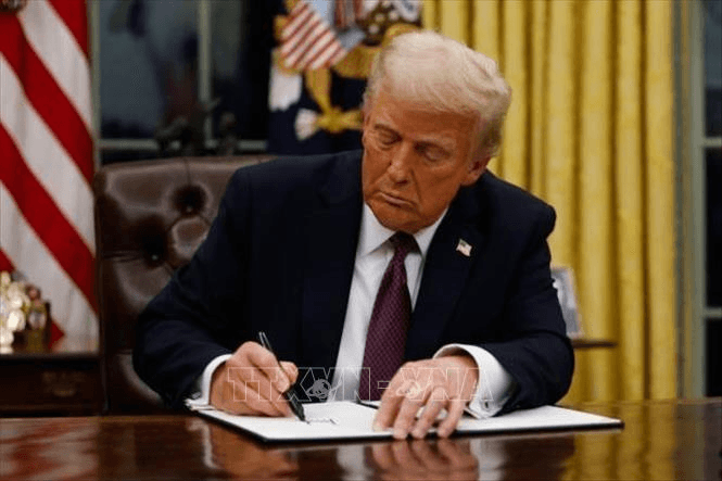 Tổng thống Mỹ Donald Trump ký sắc lệnh cắt giảm 25% nhân sự liên bang