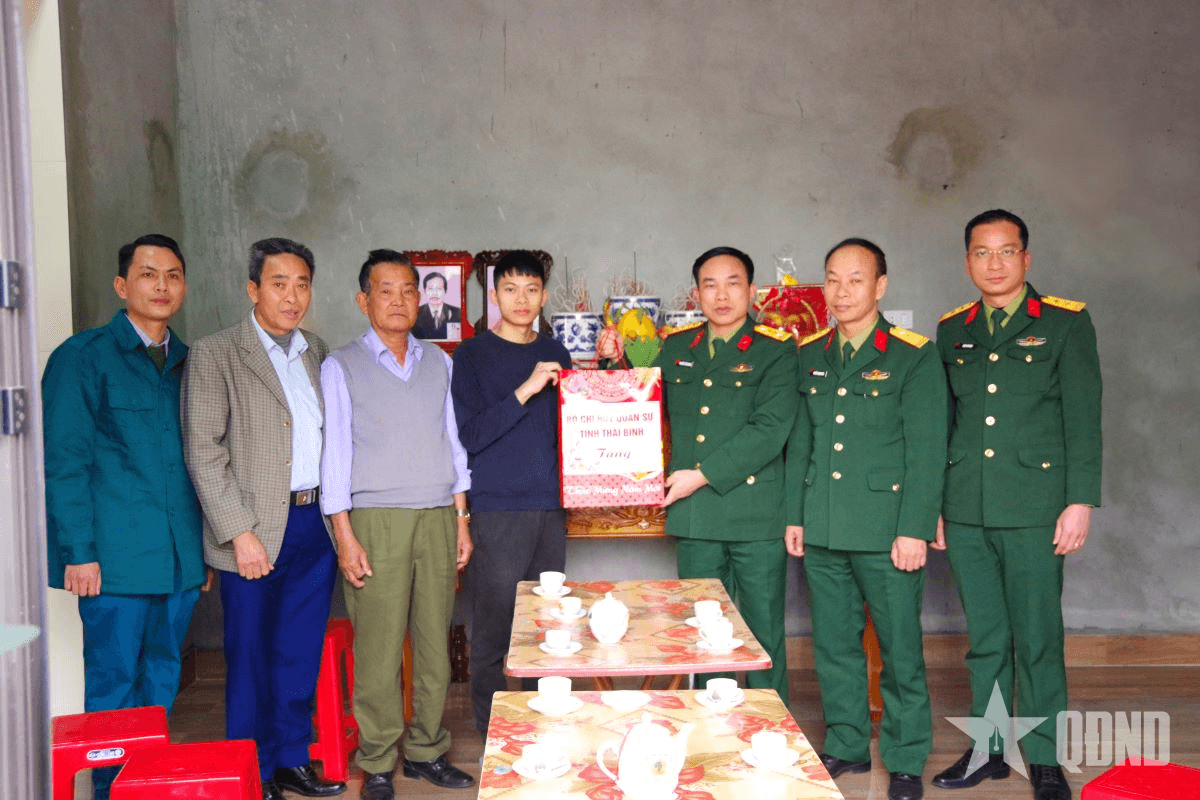 Bộ CHQS tỉnh Thái Bình thăm, tặng quà thanh niên có hoàn cảnh khó khăn chuẩn bị nhập ngũ