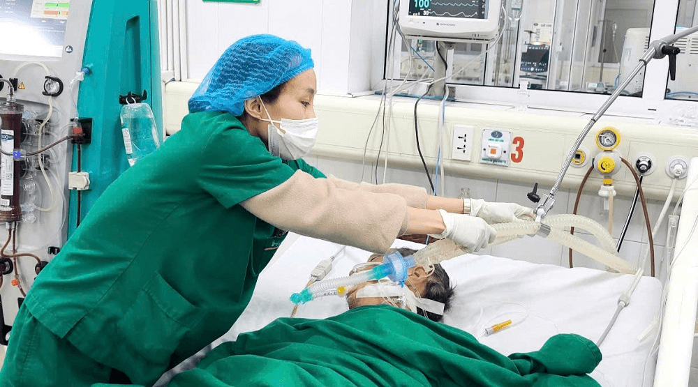 Bệnh viện Bệnh Nhiệt đới Trung ương cấp cứu người hôn mê vì ngộ độc rượu