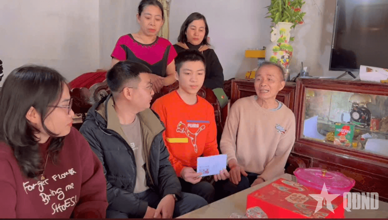 Tạm biệt ông bà ngoại, cháu lên đường nhập ngũ