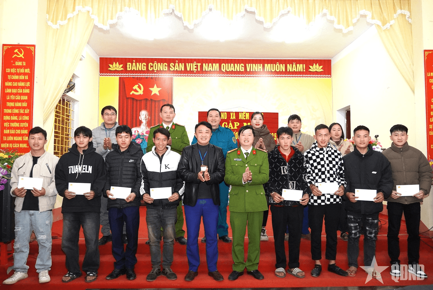 Huyện Mèo Vạc (Hà Giang) gặp mặt, tặng quà, động viên thanh niên nhập ngũ