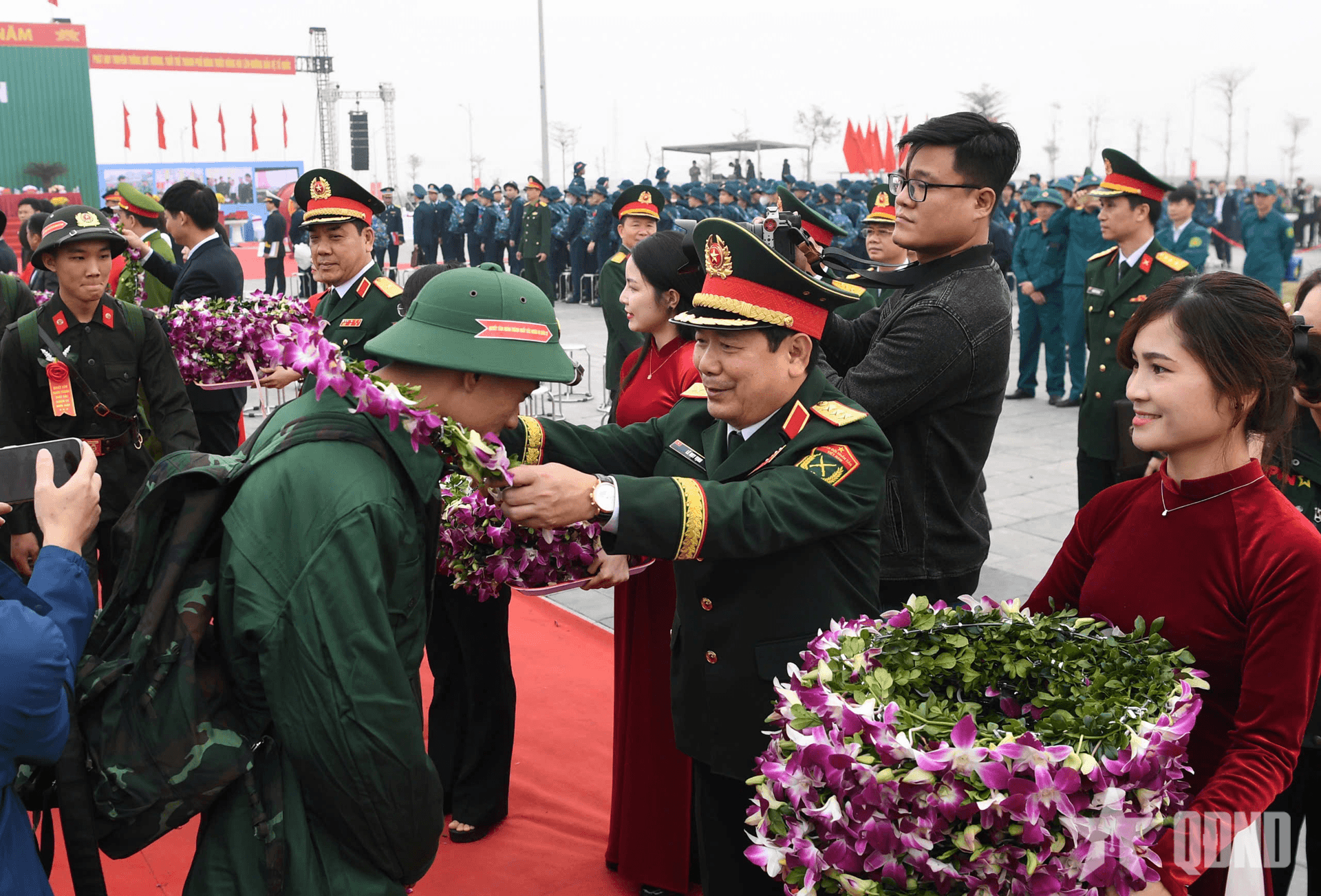 Thượng tướng Lê Huy Vịnh dự lễ giao nhận quân tại thành phố Đông Triều (Quảng Ninh)