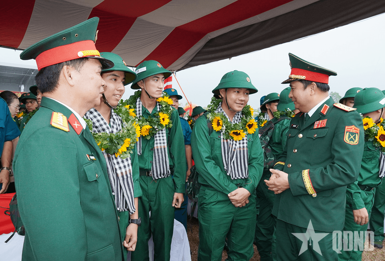 Thượng tướng Phùng Sĩ Tấn động viên thanh niên huyện Dầu Tiếng lên đường nhập ngũ