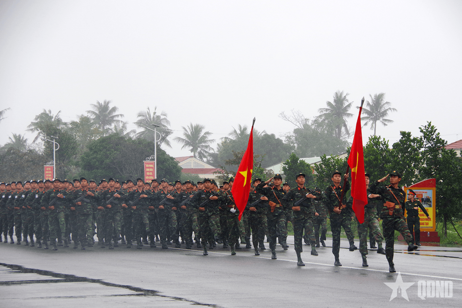 Gặp mặt, kiểm tra, động viên đội hình luyện tập diễu binh, diễu hành kỷ niệm 50 năm Ngày giải phóng miền Nam