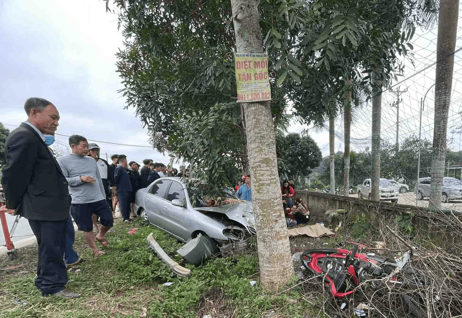 Hà Tĩnh: Ô tô mất lái đâm vào xe máy, hai người tử vong
