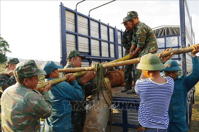 Thu gom, xử lý thành công hai quả bom còn sót lại sau chiến tranh