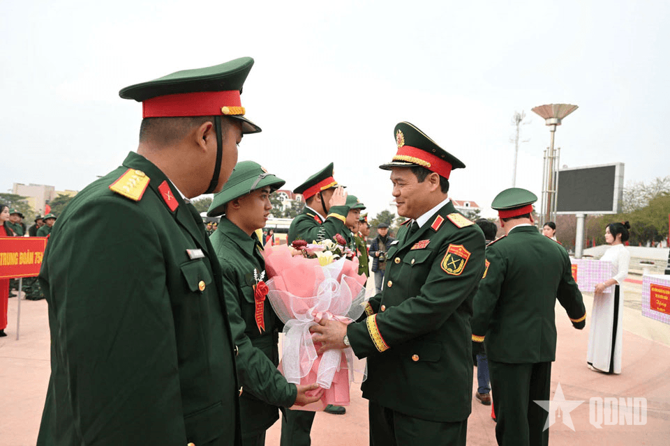 Thượng tướng Vũ Hải Sản dự lễ giao nhận quân tại thị xã Mộc Châu (tỉnh Sơn La)
