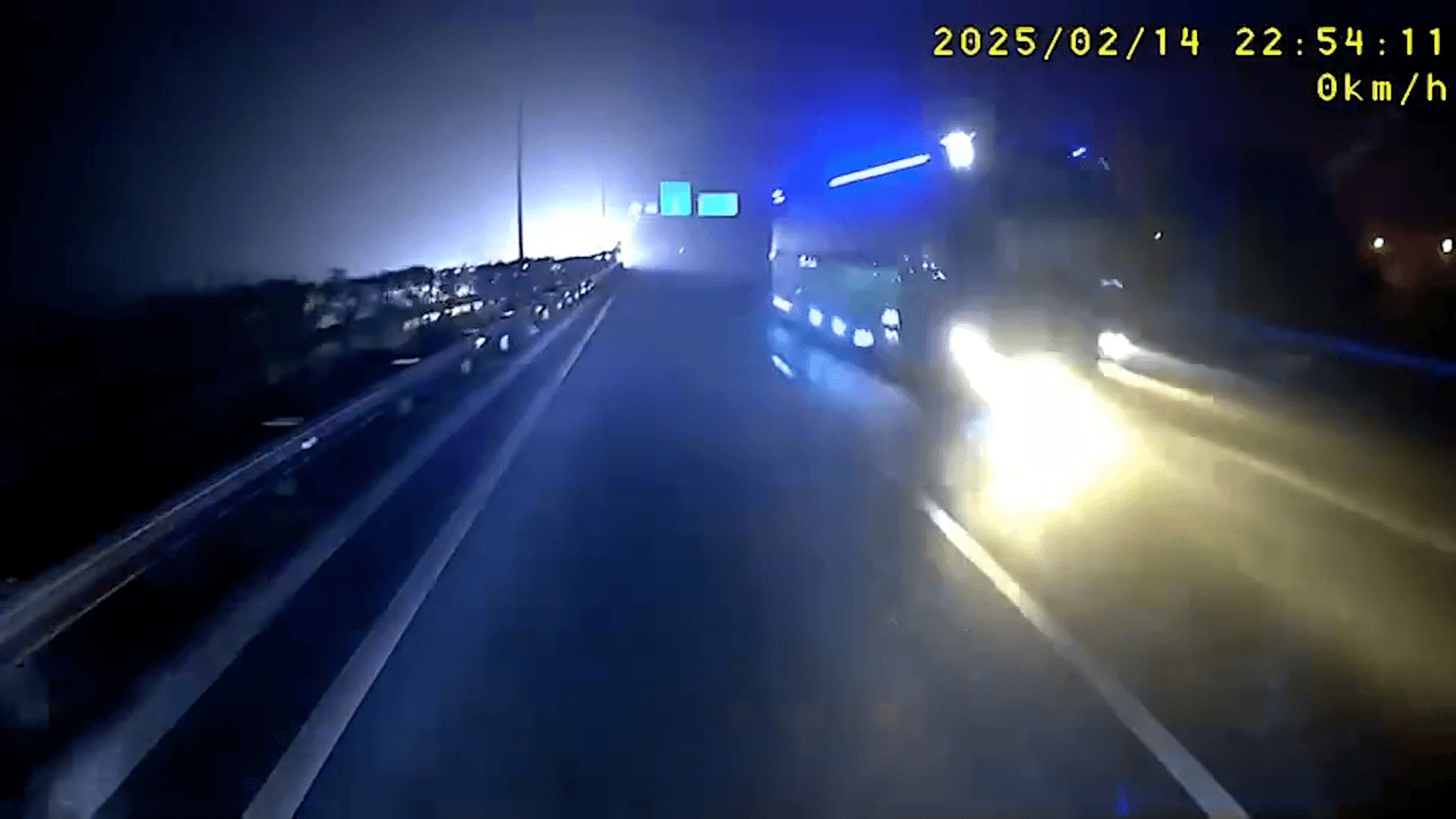 Phạt 35 triệu đồng đối với tài xế điều khiển xe khách đi ngược chiều trên cao tốc Nội Bài - Lào Cai
