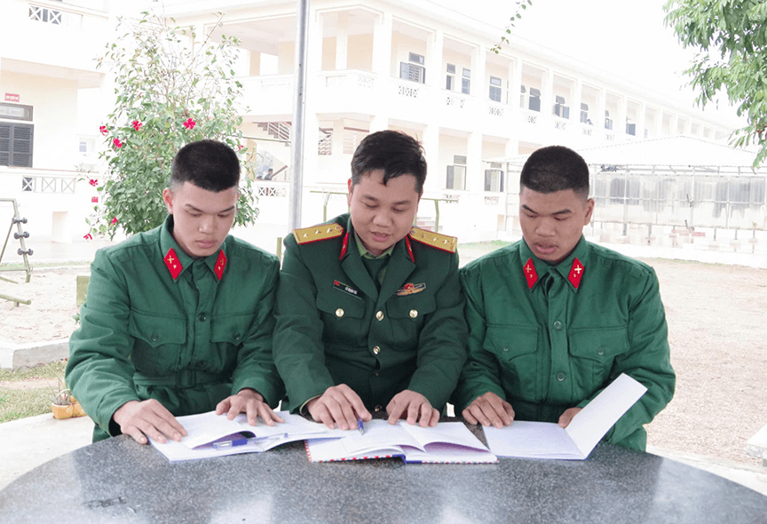 Anh em sinh đôi, anh em ruột cùng là chiến sĩ mới
